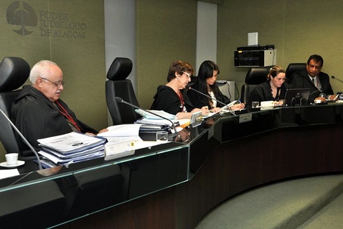 Município de São Miguel deve parar de despejar lixo em fazenda, diz TJ