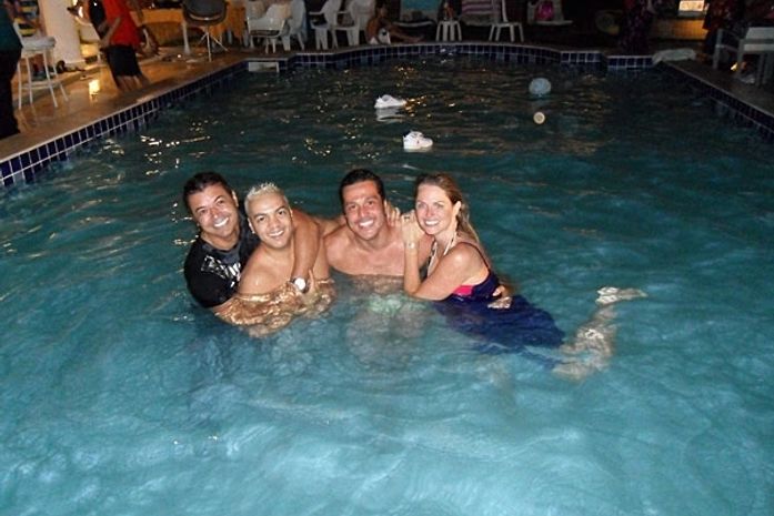 Susana Werner e Julio Cesar fazem bagunça na piscina em festa
