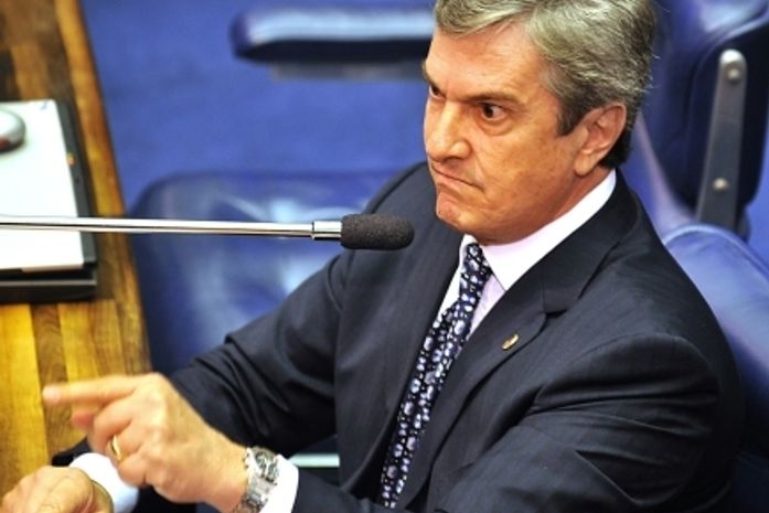 Collor xinga jornalista e diz que vai "meter a mão na sua cara"