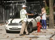 Danielle Winits leva multa por estacionar em cima da calçada