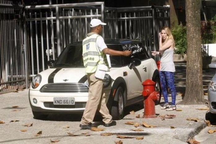 Danielle Winits leva multa por estacionar em cima da calçada
