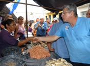 Teotonio Vilela faz caminhada em feira de Paulo Jacinto