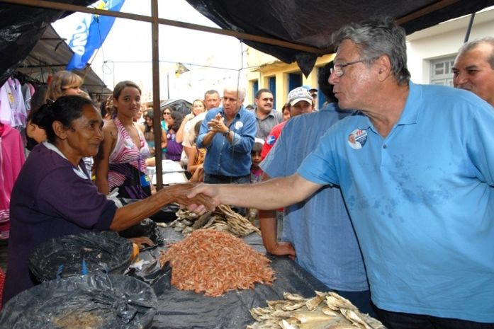 Teotonio Vilela faz caminhada em feira de Paulo Jacinto