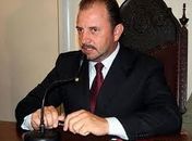 Antonio Albuquerque sai da UTI mas segue na Santa Casa