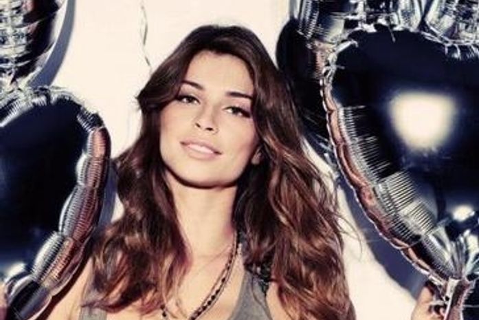 Grazi Massafera embarca para Nova York sem Cauã