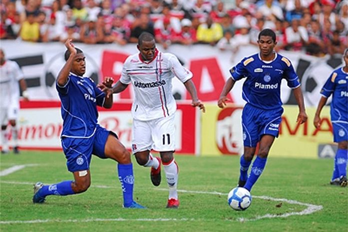 Sem inspiração e com arbitragem complicada, Santa Cruz fica no 0x0 diante do Confiança