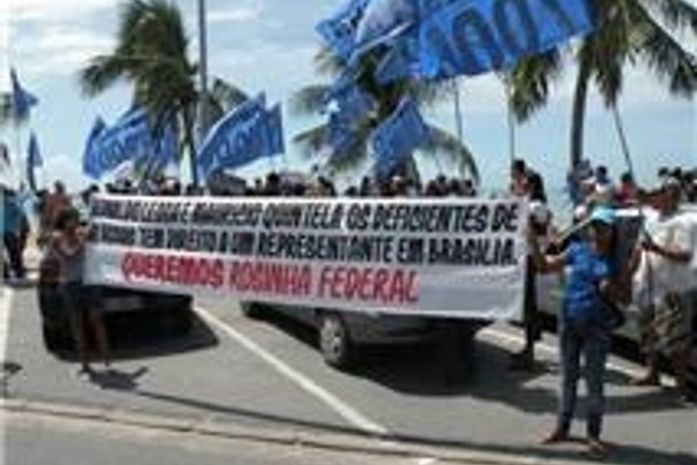 Correligionários de Rosinha da Adefal levam faixa contra Quintella