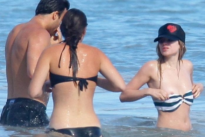 Ops, caiu! Avril Lavigne deixa seio à mostra em praia