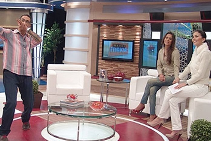 Homem entra ao vivo por telefone e xinga apresentadores