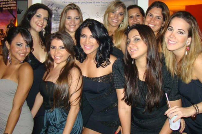 Com vestido curtinho, Priscila comemora aniversário em motel