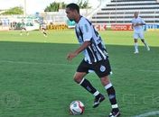 Após torcer o tornozelo direito, meia Cleiton é dúvida no jogo do ASA contra o Bahia