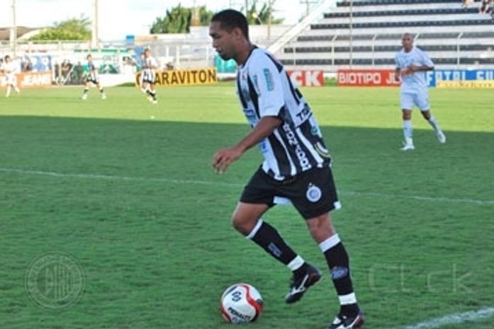 Após torcer o tornozelo direito, meia Cleiton é dúvida no jogo do ASA contra o Bahia