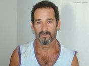 Marceneiro agride mulher com chave de fenda