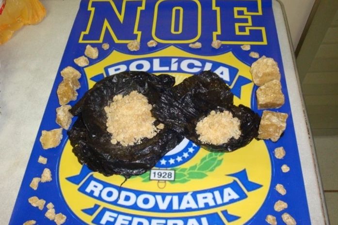 PRF apreende meio quilo de crack e três pessoas são presas