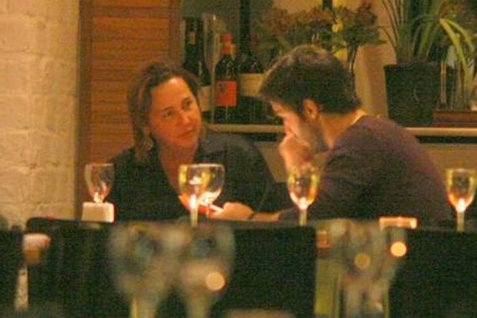 Claudia Jimenez tem jantar romântico com moreno no Rio