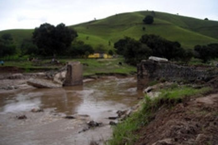 Ponte metálica vai interligar área isolada em São José da Laje