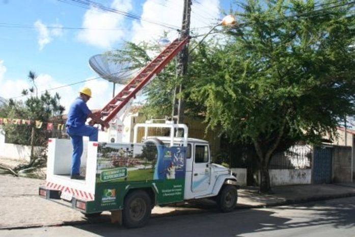 Prefeitura reforça e amplia iluminação em dois bairros de Arapiraca‏
