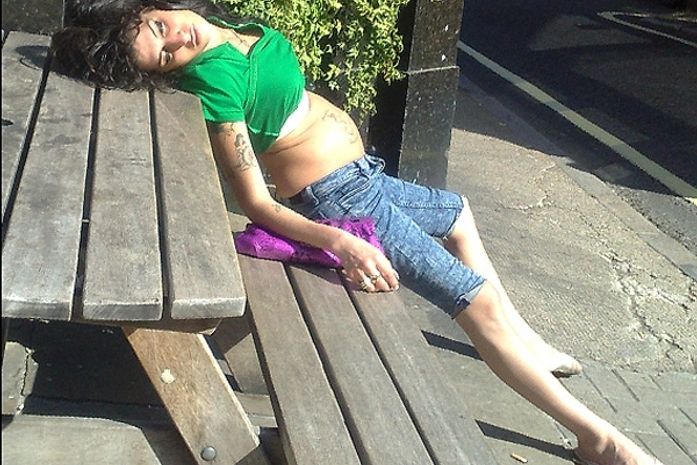 Triste! Amy Winehouse bebe todas e "apaga" em pub londrino