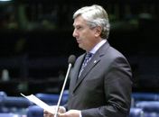 Da plenária do Senado, Fernando Collor celebra vitória no TRE