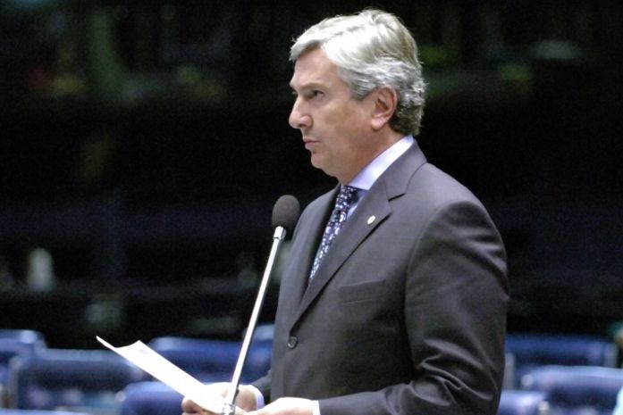 Da plenária do Senado, Fernando Collor celebra vitória no TRE