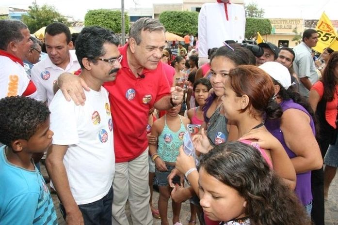 Povo pede volta de Lessa ao governo durante visita a Pariconha