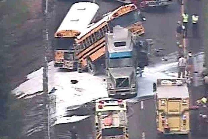 Acidente com 2 ônibus escolares deixa mortos nos EUA