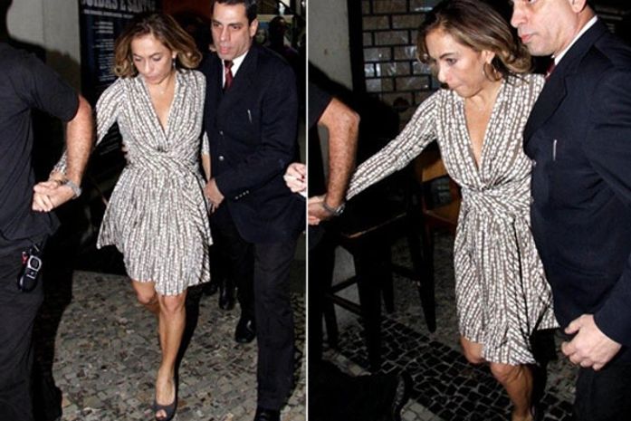 É muita gente, muito alvoroço, disse João Velho para justificar a saída de Cissa por uma porta lateral do teatro na Zona Sul do Rio