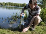 Garrafa usa raios ultravioleta para esterilizar água