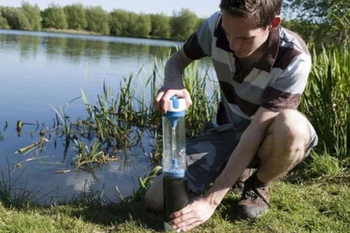 Garrafa usa raios ultravioleta para esterilizar água