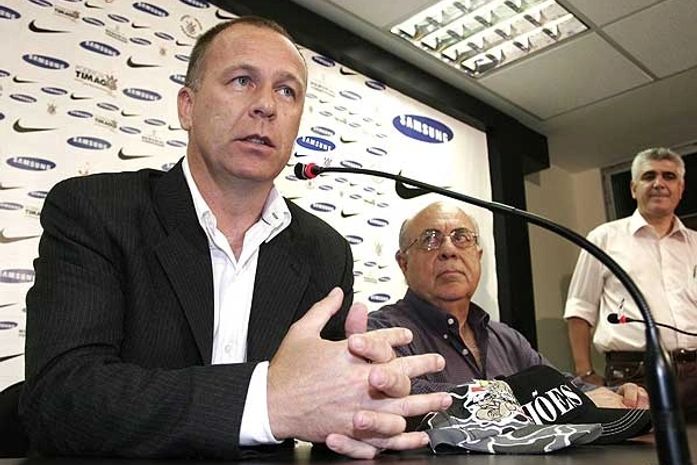 Vídeo:Mano Menezes aponta os erros na seleção