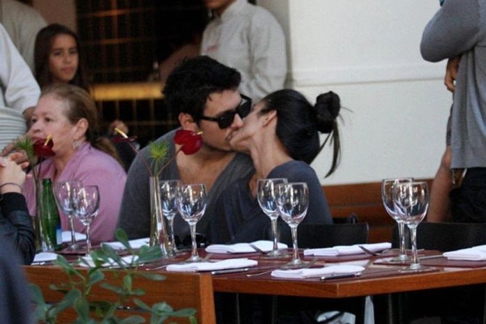 Cleo Pires troca beijos com o namorado em almoço de família