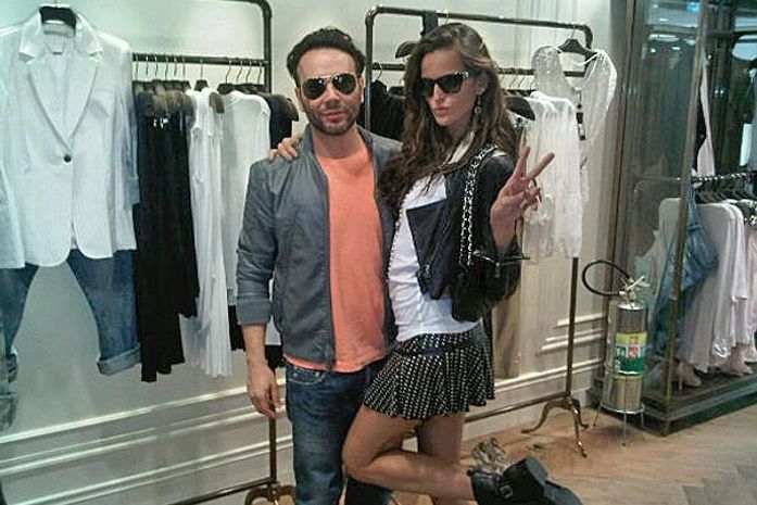 De saia bem curtinha, Izabel Goulart curte tarde de compras com amigo