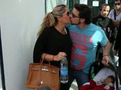 Vídeo:Adriane Galisteu deixa o hospital com filho e marido