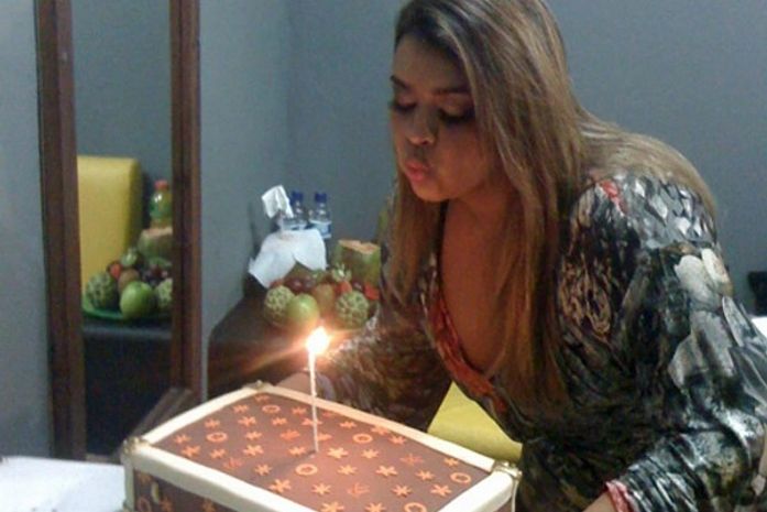 Preta Gil ganha bolo depois de show em Aracajú