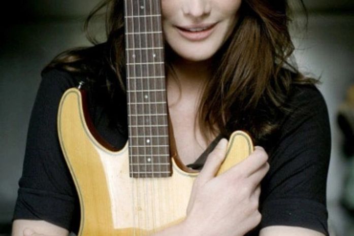 Carla Bruni recebe convite para participar de episódio de CSI