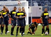 No último treino, Mano Menezes monta 4-3-3 com Ganso, Robinho, Neymar e Pato