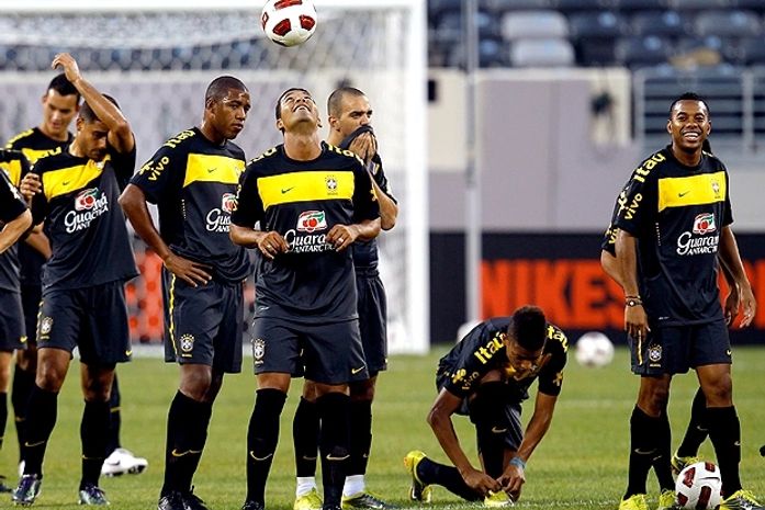 No último treino, Mano Menezes monta 4-3-3 com Ganso, Robinho, Neymar e Pato