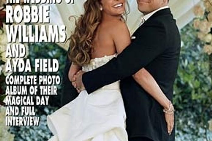 Revista traz na capa foto oficial do casamento de Robbie Williams