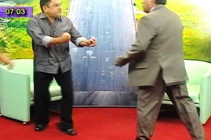 candidato ao Senado João Correia (à esquerda) e o jornalista Demóstenes Nascimento (de terno) brigaram durante gravação de programa no Acre