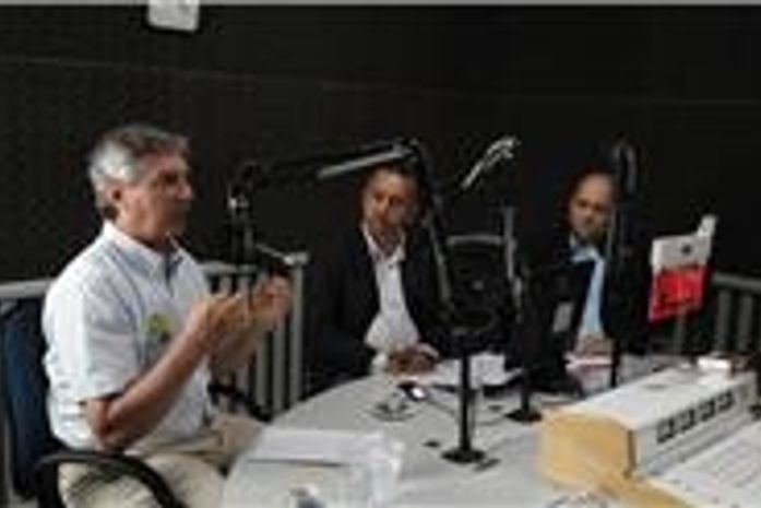 Collor dando entrevista para Antonio Melo e Marcos Vasconcelos