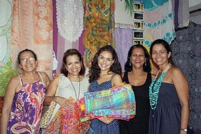 Paloma com as rendeiras do Pontal da Barra.