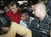 Cercado por seguranças, Neymar festeja estreia com gol