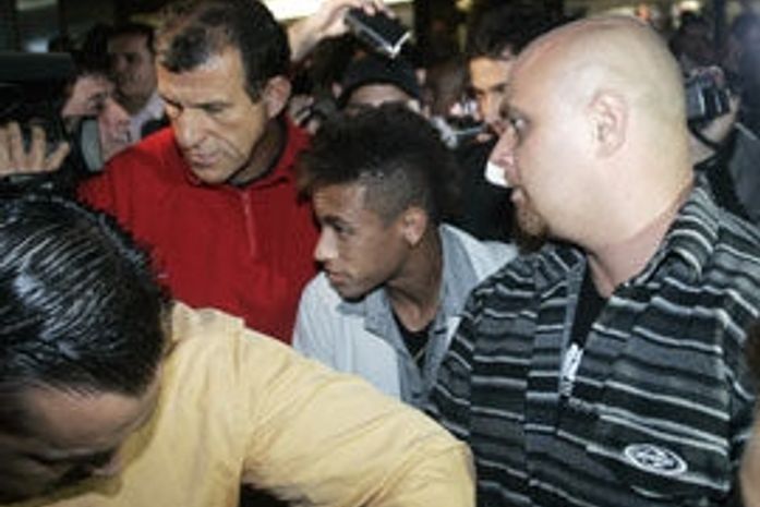 Cercado por seguranças, Neymar festeja estreia com gol