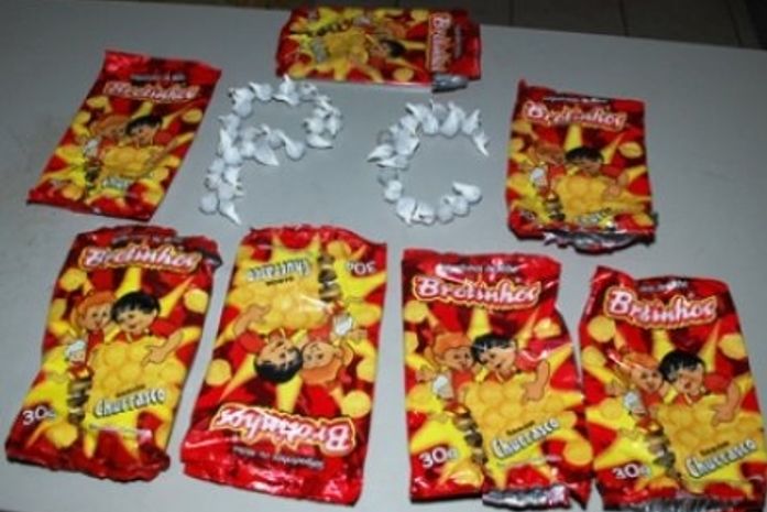 Menina de 14 anos tenta entregar 65 bombinhas de maconha a namorado em Delegacia