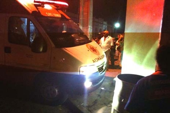 Ambulância perde os freios e colide com muro de escola em União