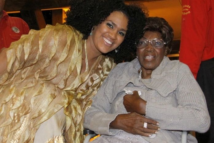 Grávida de 8 meses, a cantora baiana Mariene de Castro recebeu o chamego de Dona Ivone Lara