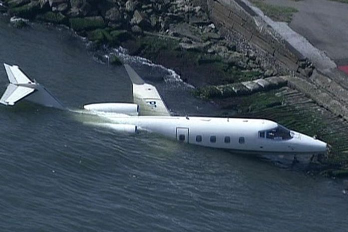 Avião cai na Baía de Guanabara