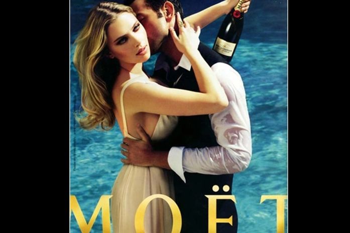 Scarlett Johansson: braço fora do lugar e pescoço afinado