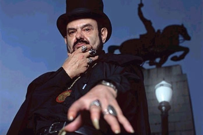 "Sexta-feira 13" na bienal do livro tem Zé do Caixão