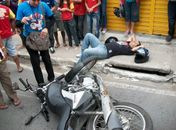 Arapiraca: Colisão entre moto e caminhonete deixa motociclista gravemente ferido